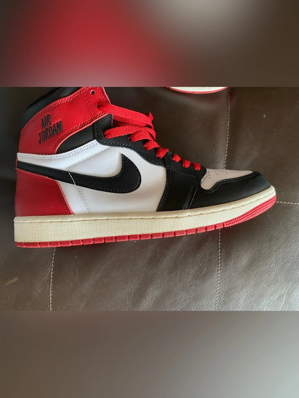 Air Jordan Retro 1 black toe